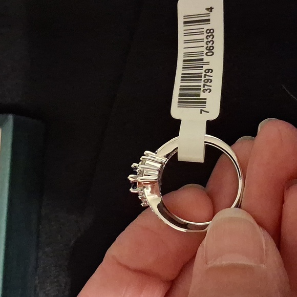 Dazzling Silver Ring with Blue Gemstone - Picture 3 of 9